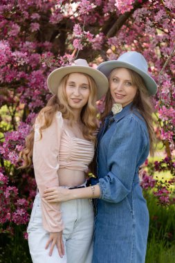 Bahçe arkadaşlığı ve duygusal destek konseptiyle sarılan iki kadın. Yüksek kalite fotoğraf