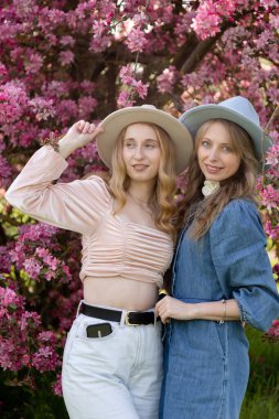 Doğada destek ve bağlantı gösteren iki kadının portresi. Yüksek kalite fotoğraf