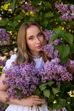 Çiçekli leylak bahçesinde bir kadının bahar güzelliği portresi. Yüksek kalite fotoğraf