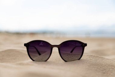 Güneşli sahilde en düşük güneş gözlüğü kompozisyonu. Yüksek kalite fotoğraf