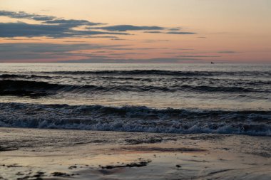 Okyanus esintisi ve günbatımı gökyüzü sakin kıyı manzarası. Yüksek kalite fotoğraf