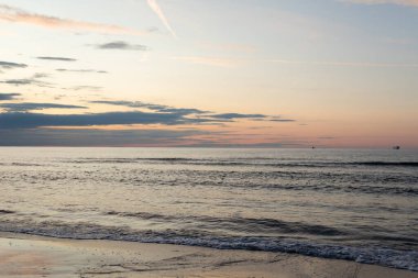 Okyanus dalgaları üzerinde sıcak gün batımı konsepti. Yüksek kalite fotoğraf