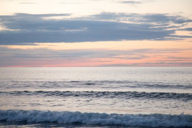 Yaz tatili havasında dalgalı, dingin okyanus batımı. Yüksek kalite fotoğraf