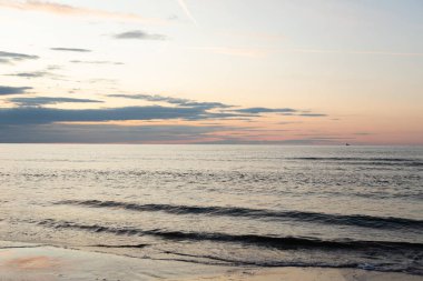 Idyllic yaz plajı, gün batımı manzaralı seyahat yeri. Yüksek kalite fotoğraf