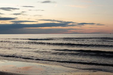 Turizm ve tatil teması için deniz manzaralı günbatımı ideal. Yüksek kalite fotoğraf