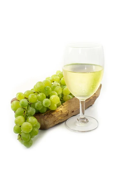 Gröna druvor på trä skylt med vit vin glas isolerade, vit bakgrund Stockfoto