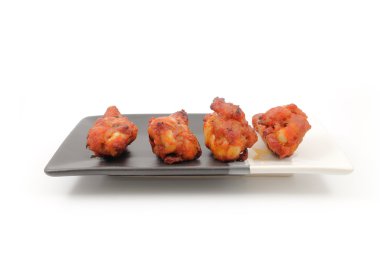 Beyaz arka plan ile tavuk kanadı