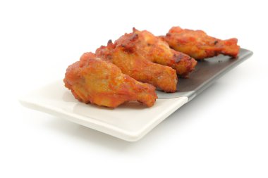 Beyaz arka plan ile tavuk kanadı