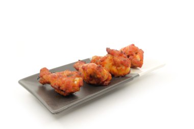 Beyaz arka plan ile tavuk kanadı