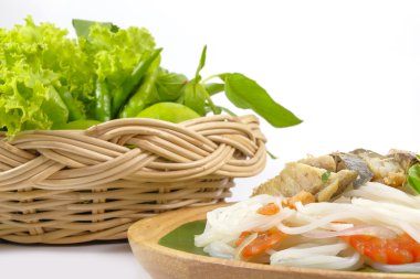 Pirinç şehriye Tay uskumru Balık baharatlı salatası