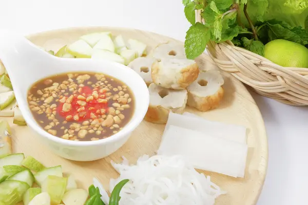 Vietnamesiska köttbulle wraps med grönsaker (Nam-Neaung) — Stockfoto