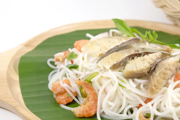 Salade épicée de vermicelles de riz au maquereau thaïlandais — Photo