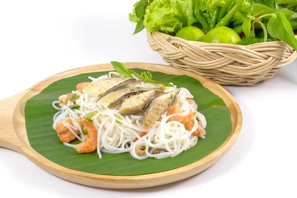 Salade épicée de vermicelles de riz au maquereau thaïlandais — Photo