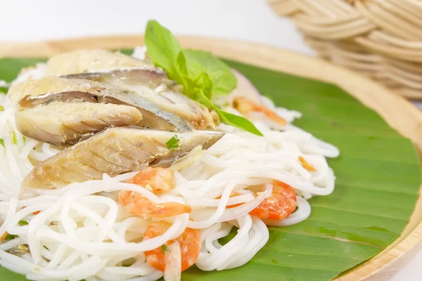 Salade épicée de vermicelles de riz au maquereau thaïlandais — Photo