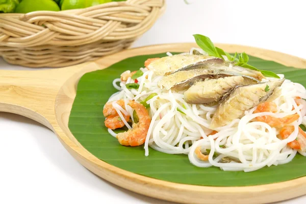 Salade épicée de vermicelles de riz au maquereau thaïlandais — Photo