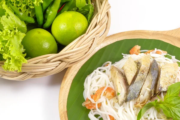 Rýžové nudle pikantní salát s thajskými makrely ryb — Stock fotografie
