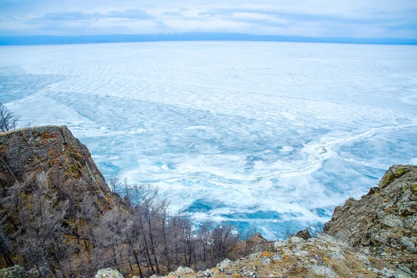 Замерзшее озеро Байкал с облачным днем — стоковое фото