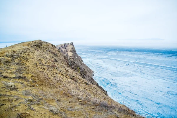 Lago Baikal congelato con giornata nuvolosa — Foto Stock