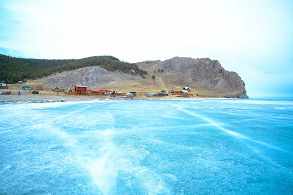 Zamrzlé jezero Bajkal s zamračený den — Stock fotografie