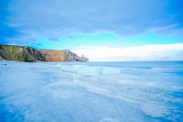 Заморожені озера Байкал з похмурий день — стокове фото
