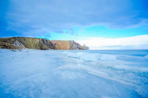 Lago Baikal congelado com dia nublado — Fotografia de Stock
