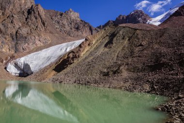 Dağ gölü. Kazakistan.