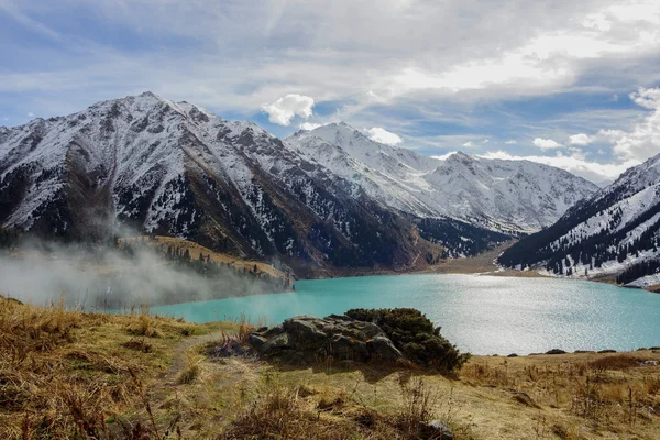 Fantastický pohled na hory poblíž Big Almaty jezeru — Stock fotografie