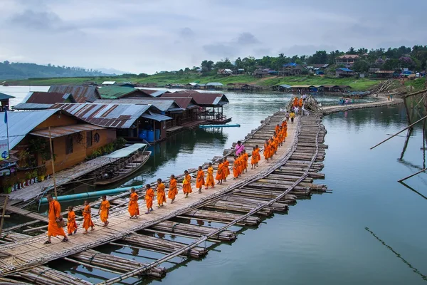 Βουδιστές μοναχοί βόλτα στην γέφυρα μπαμπού — Φωτογραφία Αρχείου