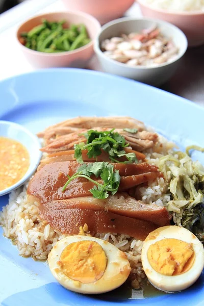 Pierna de cerdo estofada sobre arroz — Foto de Stock