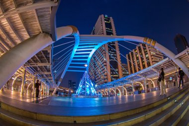 Bina ve bir gökyüzü yürüyüş