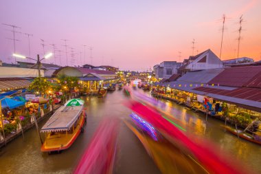 Amphawa Pazar alacakaranlıkta