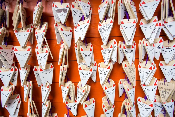 Ema 祷告表与独特狐狸形板在伏见 Inari 泰山庙 — 图库照片