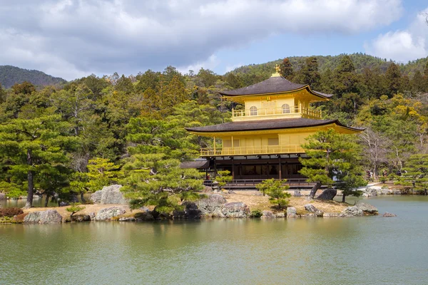 Kinkaku-ji, het gouden paviljoen — Stockfoto