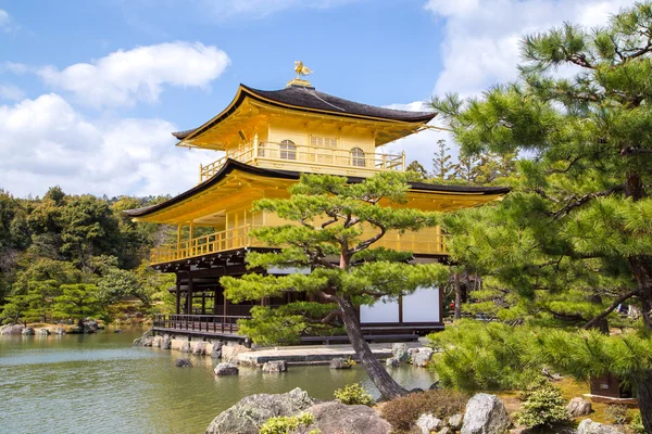 Kinkaku-ji, het gouden paviljoen — Stockfoto