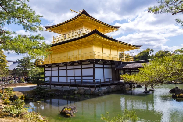 Kinkaku-ji, el Pabellón de Oro, un templo budista zen en Kyoto — Foto de Stock