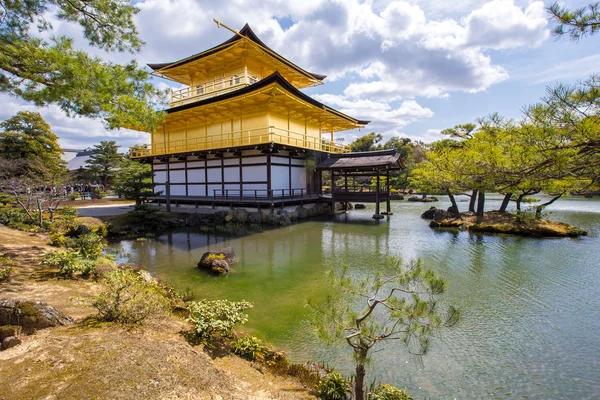 Kinkaku-ji, het gouden paviljoen, een Zen boeddhistische tempel in Kyoto — Stockfoto