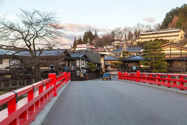 Ориентир Такаямы, красный мост — стоковое фото