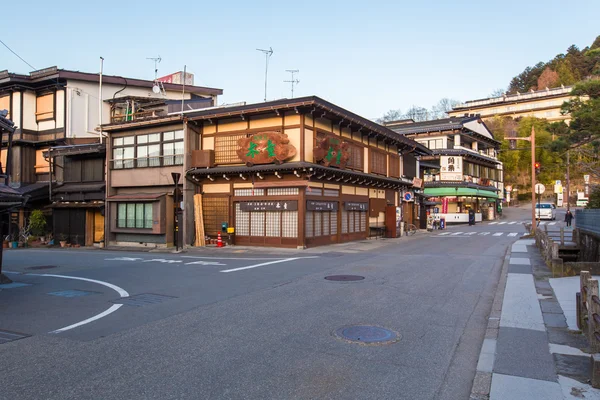 Les maisons traditionnelles de style japonais bordent une rue de la vieille ville au crépuscule nocturne — Photo