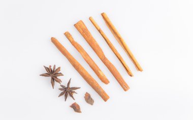 Beyaz arka plan üzerinde beş baharat