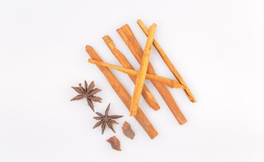 Beyaz arka plan üzerinde beş baharat