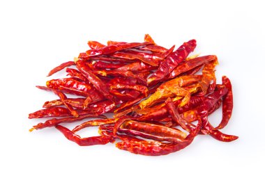 Beyaz arka planda kurutulmuş kırmızı biber.