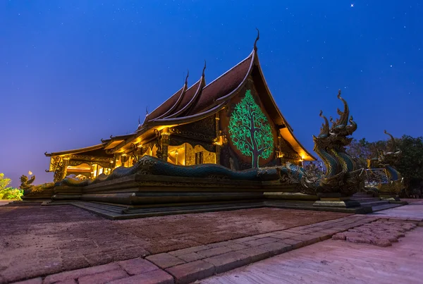 Wat Sirintornwararam храму в Ubon Ratchathani провінція — стокове фото