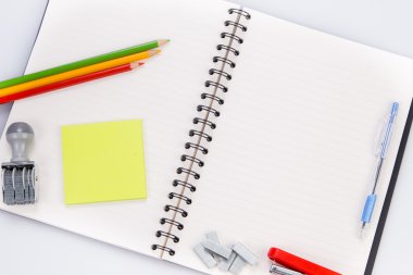 kavram ve ofis malzemeleri üzerine beyaz