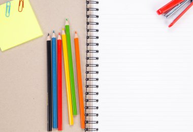 kavram ve ofis malzemeleri üzerine beyaz