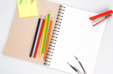 kavram ve ofis malzemeleri üzerine beyaz