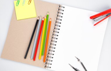 kavram ve ofis malzemeleri üzerine beyaz