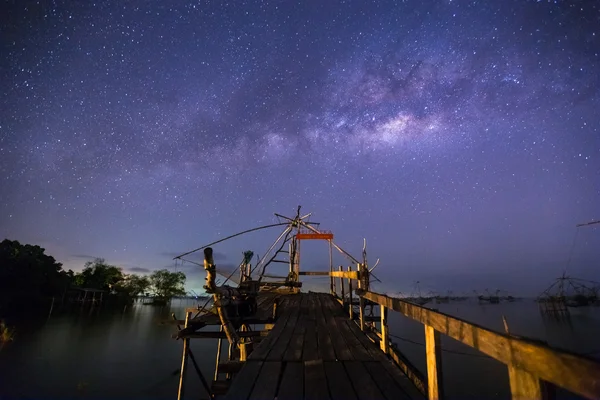 Nachtlandschaft am Yor-Gebäude, lokale Fischerei mit großem Netz, in thale noi, phatthalung — Stockfoto