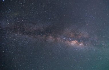 Yıldızlarla ve görülebilir Samanyolu ile dolu bir gece göğü