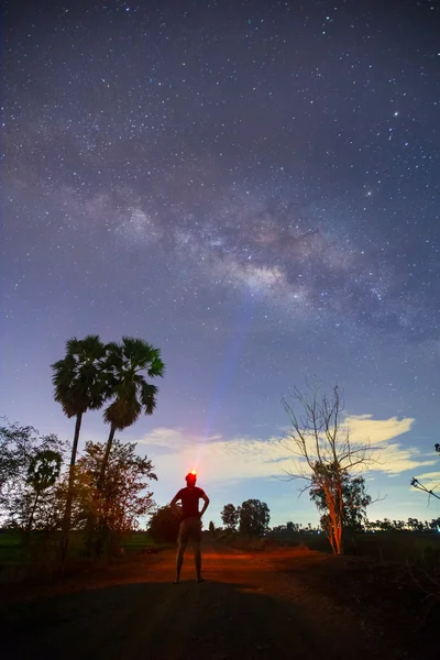 Ein Nachthimmel voller Sterne und sichtbarer Milchstraße — Stockfoto