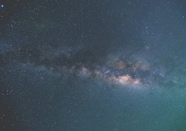 Ein Nachthimmel voller Sterne und sichtbarer Milchstraße — Stockfoto
